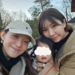 Jun Sena Instagram – ⁡
⁡
家族でグランピングに行ってきました。
⁡
もうね、控えめに言って……最高でした。
１日目は宿泊先でのんびり過ごし、近くの温泉で癒されました。
⁡
のんびり過ごすといってもなんせ疲れ知らずの６歳児と一緒ですからね、まぁまぁアクティブに過ごしましたよ。
⁡
超絶長〜い滑り台がありましてね、息子がちょっと怯んでいたので「まずママやってみるからさ！」とか言っちゃったんだよね……
長〜いって事はかなり下まで降りるわけで……
帰りはちょっとした山登りになるわけで……
３・４枚目の写真でお察し下さい。
⁡
肝心の息子はというと、怯んでいたのは最初だけで結局３回滑り、お散歩も含めてこの山を４往復していました。
６歳児すげー。
⁡
でもまぁ、滑り台のローラーでお尻の筋肉もほぐれて血流もよくなったし、足がポカポカになったし、程よい疲れで温泉が沁みたし、良しとします笑。
(キューピーちゃんみたいな娘を抱っこしながらの露天風呂は癒ししかない！)
⁡
⁡
つづく
⁡
⁡
#家族旅行
#グランピング
#健康滑り台
#温泉
#露天風呂