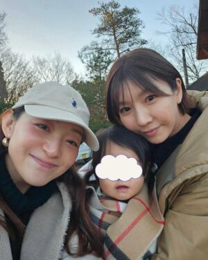 Jun Sena Instagram - ⁡
⁡
家族でグランピングに行ってきました。
⁡
もうね、控えめに言って……最高でした。
１日目は宿泊先でのんびり過ごし、近くの温泉で癒されました。
⁡
のんびり過ごすといってもなんせ疲れ知らずの６歳児と一緒ですからね、まぁまぁアクティブに過ごしましたよ。
⁡
超絶長〜い滑り台がありましてね、息子がちょっと怯んでいたので「まずママやってみるからさ！」とか言っちゃったんだよね……
長〜いって事はかなり下まで降りるわけで……
帰りはちょっとした山登りになるわけで……
３・４枚目の写真でお察し下さい。
⁡
肝心の息子はというと、怯んでいたのは最初だけで結局３回滑り、お散歩も含めてこの山を４往復していました。
６歳児すげー。
⁡
でもまぁ、滑り台のローラーでお尻の筋肉もほぐれて血流もよくなったし、足がポカポカになったし、程よい疲れで温泉が沁みたし、良しとします笑。
(キューピーちゃんみたいな娘を抱っこしながらの露天風呂は癒ししかない！)
⁡
⁡
つづく
⁡
⁡
#家族旅行
#グランピング
#健康滑り台
#温泉
#露天風呂