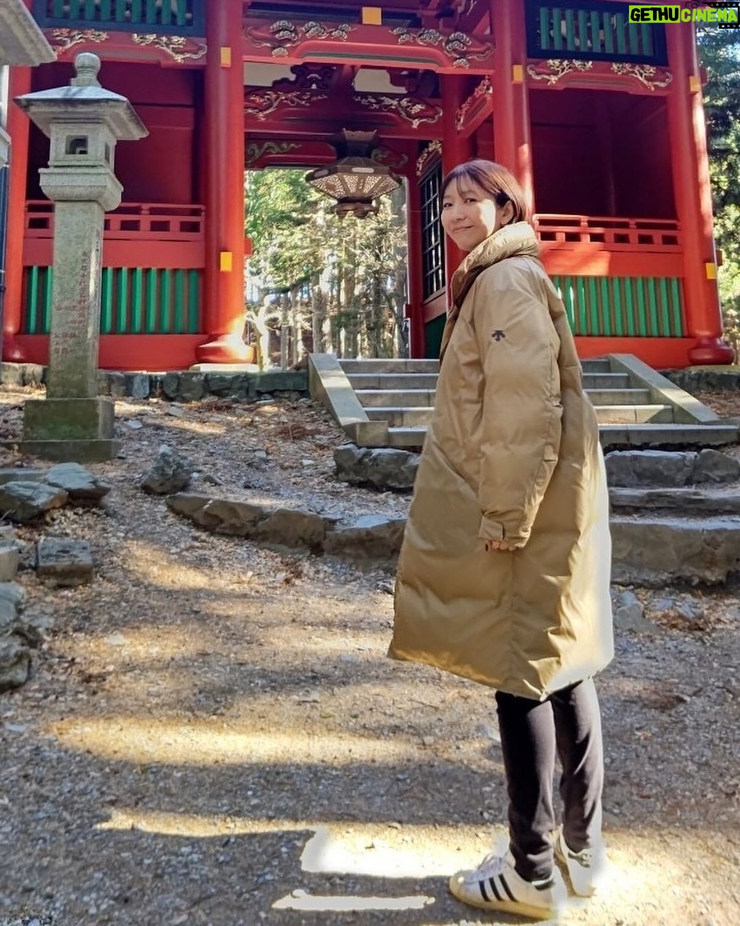 Jun Sena - 5K Likes -
雲ひとつない晴天の下、出会ってからかれこれ25年になる友人と三峯神社へ行って参りました。
「MAHOROBA」という作品でヤマトタケルを演じた時から、行きたかったのになかなか行けなかった場所。
やっと参拝する事ができました。
一緒に参拝した友人は、私にとってMAHOROBAでいうところのサルメとサダルのような存在です。
いつもここぞという時に手を差し伸べ、支えてくれる、頼りになる友です。
久しぶりにゆっくり語り合い、綺麗な空気を吸い、坂道や階段に少々息切れする己れらに年輪を感じる笑、いい時間でございました。
今、この時、この方と共に参拝する事に意味があるんだろうな……きっと。
#三峯神社
#伊弉諾尊
#伊弉册尊
#日本武尊
#ヤマトタケル
#友よ
#いつもありがとう