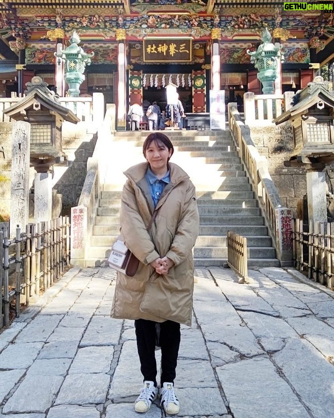 Jun Sena - 5K Likes -
雲ひとつない晴天の下、出会ってからかれこれ25年になる友人と三峯神社へ行って参りました。
「MAHOROBA」という作品でヤマトタケルを演じた時から、行きたかったのになかなか行けなかった場所。
やっと参拝する事ができました。
一緒に参拝した友人は、私にとってMAHOROBAでいうところのサルメとサダルのような存在です。
いつもここぞという時に手を差し伸べ、支えてくれる、頼りになる友です。
久しぶりにゆっくり語り合い、綺麗な空気を吸い、坂道や階段に少々息切れする己れらに年輪を感じる笑、いい時間でございました。
今、この時、この方と共に参拝する事に意味があるんだろうな……きっと。
#三峯神社
#伊弉諾尊
#伊弉册尊
#日本武尊
#ヤマトタケル
#友よ
#いつもありがとう