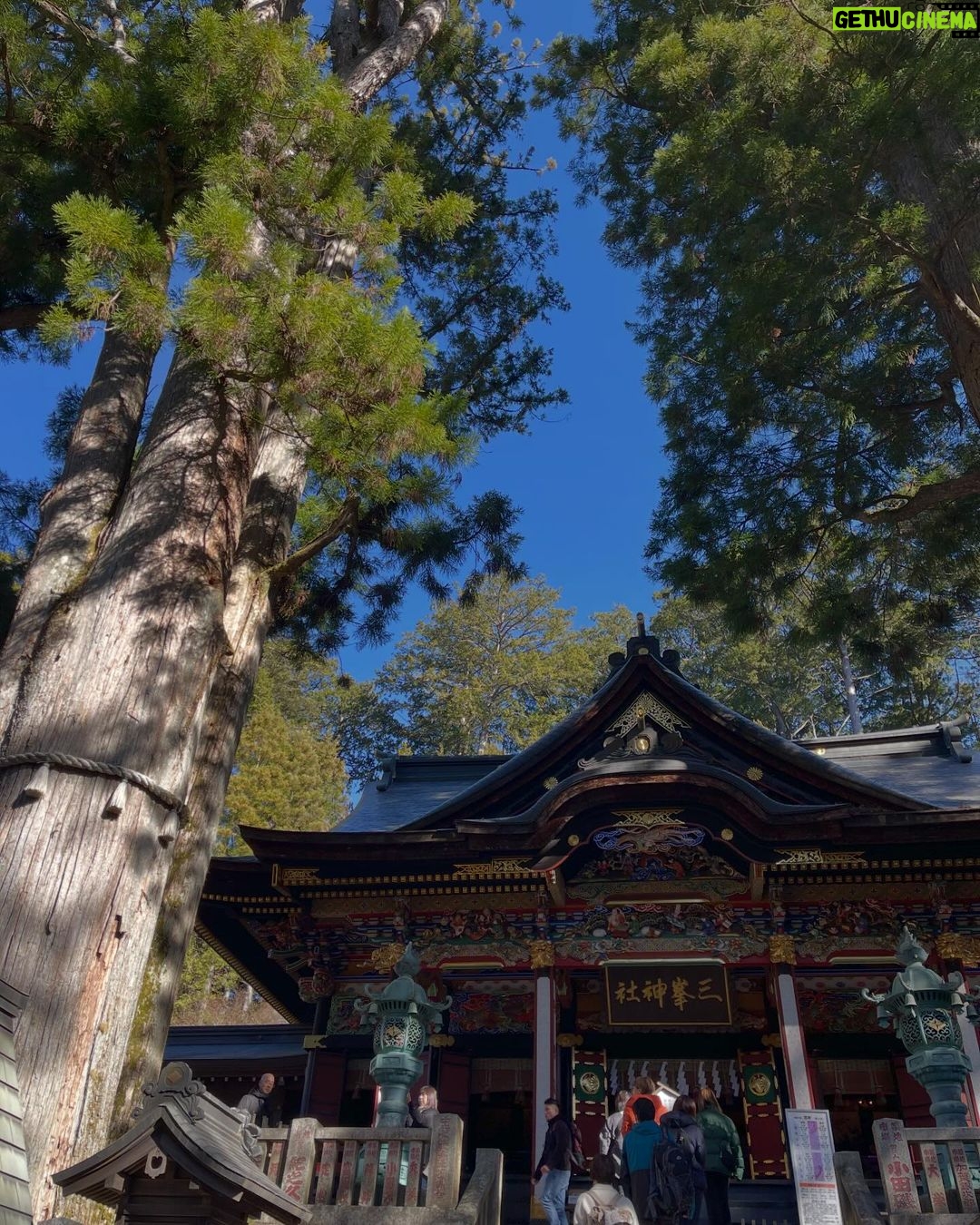 Jun Sena - 5K Likes -
雲ひとつない晴天の下、出会ってからかれこれ25年になる友人と三峯神社へ行って参りました。
「MAHOROBA」という作品でヤマトタケルを演じた時から、行きたかったのになかなか行けなかった場所。
やっと参拝する事ができました。
一緒に参拝した友人は、私にとってMAHOROBAでいうところのサルメとサダルのような存在です。
いつもここぞという時に手を差し伸べ、支えてくれる、頼りになる友です。
久しぶりにゆっくり語り合い、綺麗な空気を吸い、坂道や階段に少々息切れする己れらに年輪を感じる笑、いい時間でございました。
今、この時、この方と共に参拝する事に意味があるんだろうな……きっと。
#三峯神社
#伊弉諾尊
#伊弉册尊
#日本武尊
#ヤマトタケル
#友よ
#いつもありがとう