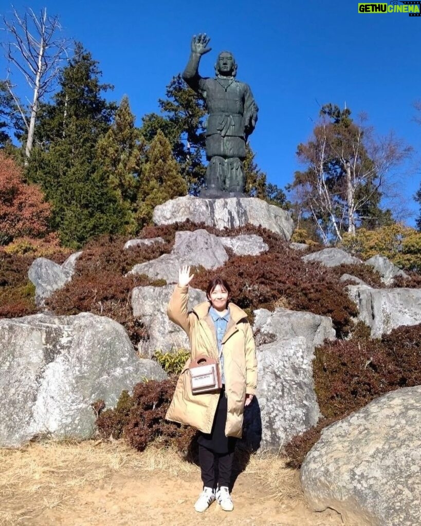 Jun Sena Instagram - ⁡ ⁡ 雲ひとつない晴天の下、出会ってからかれこれ25年になる友人と三峯神社へ行って参りました。 ⁡ 「MAHOROBA」という作品でヤマトタケルを演じた時から、行きたかったのになかなか行けなかった場所。 やっと参拝する事ができました。 ⁡ 一緒に参拝した友人は、私にとってMAHOROBAでいうところのサルメとサダルのような存在です。 いつもここぞという時に手を差し伸べ、支えてくれる、頼りになる友です。 久しぶりにゆっくり語り合い、綺麗な空気を吸い、坂道や階段に少々息切れする己れらに年輪を感じる笑、いい時間でございました。 ⁡ 今、この時、この方と共に参拝する事に意味があるんだろうな……きっと。 ⁡ ⁡ #三峯神社 #伊弉諾尊 #伊弉册尊 #日本武尊 #ヤマトタケル #友よ #いつもありがとう