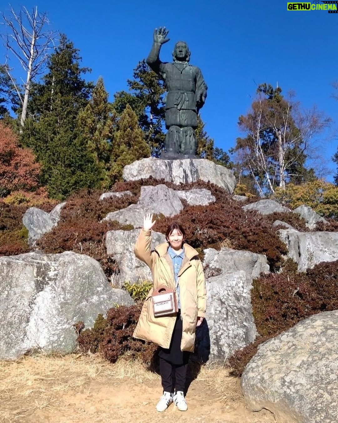 Jun Sena Instagram - 雲ひとつない晴天の下、出会ってからかれこれ25年になる友人と三峯神社へ行って参りました。 「MAHOROBA」という作品でヤマトタケルを演じた時から、行きたかったのになかなか行けなかった場所。 やっと参拝する事ができました。 一緒に参拝した友人は、私にとってMAHOROBAでいうところのサルメとサダルのような存在です。 いつもここぞという時に手を差し伸べ、支えてくれる、頼りになる友です。 久しぶりにゆっくり語り合い、綺麗な空気を吸い、坂道や階段に少々息切れする己れらに年輪を感じる笑、いい時間でございました。 今、この時、この方と共に参拝する事に意味があるんだろうな……きっと。 #三峯神社 #伊弉諾尊 #伊弉册尊 #日本武尊 #ヤマトタケル #友よ #いつもありがとう