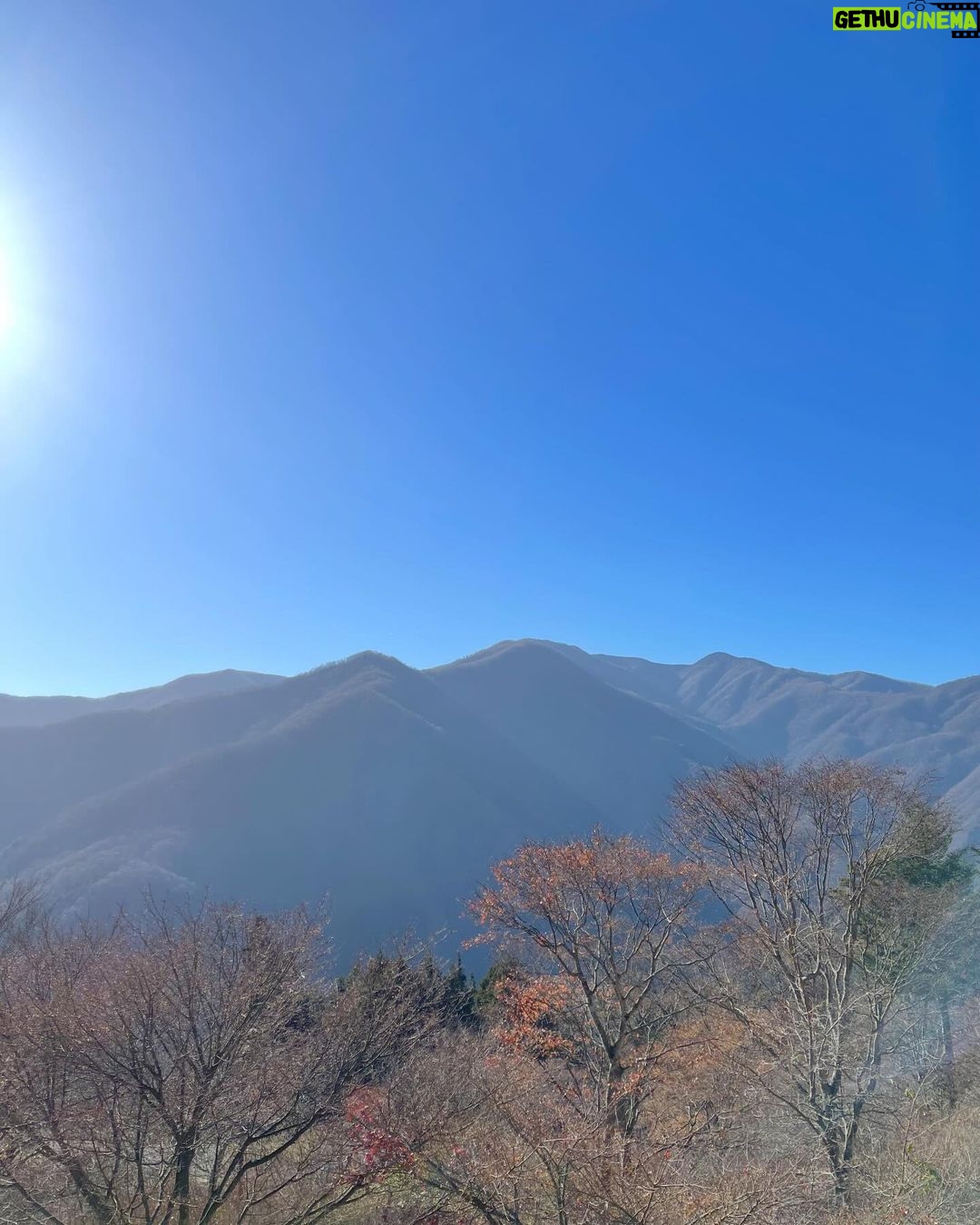 Jun Sena Instagram - 雲ひとつない晴天の下、出会ってからかれこれ25年になる友人と三峯神社へ行って参りました。 「MAHOROBA」という作品でヤマトタケルを演じた時から、行きたかったのになかなか行けなかった場所。 やっと参拝する事ができました。 一緒に参拝した友人は、私にとってMAHOROBAでいうところのサルメとサダルのような存在です。 いつもここぞという時に手を差し伸べ、支えてくれる、頼りになる友です。 久しぶりにゆっくり語り合い、綺麗な空気を吸い、坂道や階段に少々息切れする己れらに年輪を感じる笑、いい時間でございました。 今、この時、この方と共に参拝する事に意味があるんだろうな……きっと。 #三峯神社 #伊弉諾尊 #伊弉册尊 #日本武尊 #ヤマトタケル #友よ #いつもありがとう