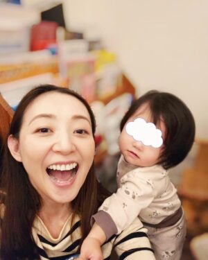 Jun Sena Instagram - ⁡
⁡
退院した日の数日後にはみほこが、先日はみどりとりゅうちゃんが、お見舞いという名を建前に、自分達がただただ楽しい時間を過ごす為に我が家にやってきました。
⁡
……嘘です。
⁡
私を心配して、楽しく穏やかに過ごせるよう笑顔を引き出そうと会いに来てくれました。
⁡
そんな友がいてくれる。
支えてくれる。
⁡
本当に幸せな事です。
⁡
ただ……
⁡
笑顔を通り越して爆笑して肺に負担がかかってないか心配です笑。
気をつけます。
(先日抜糸もして順調に回復しておりますのでご安心を！)
⁡
⁡
#心優しくあったかい
#友たち
#彩乃かなみ さん
#大鳥れい さん
#越乃リュウ さん
#ありがとう ‼︎
⁡
#我が家のお子たちは
#なぜか …
#みほこに懐く 笑