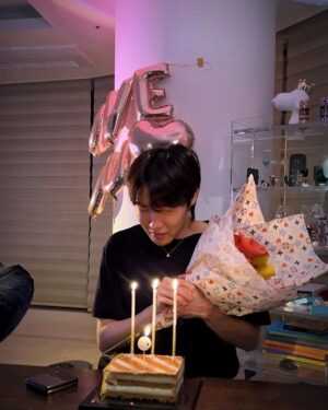 Jung Ho-seok Instagram - 생일 🎂 218