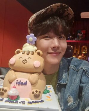 Jung Ho-seok Instagram - 생일 🎂 218