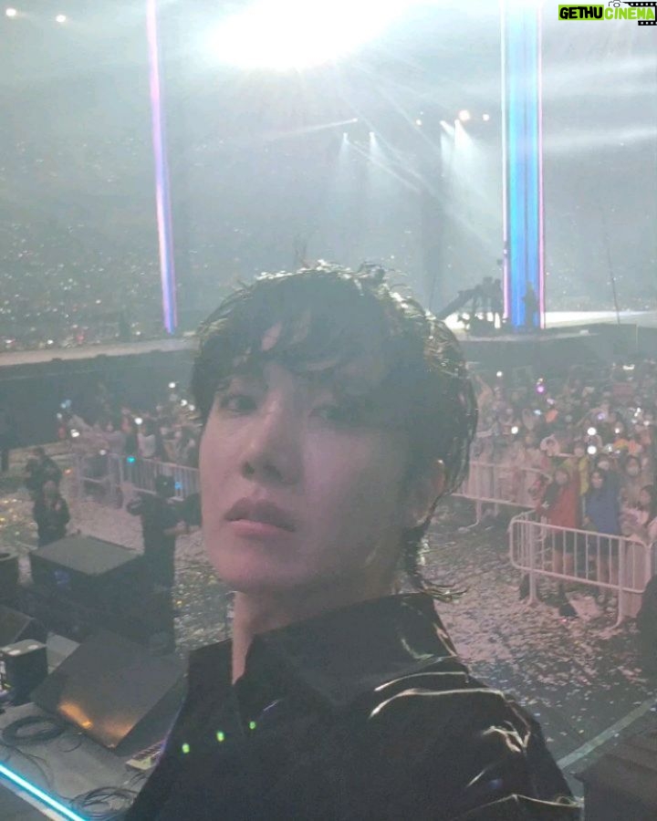Jung Ho-seok Instagram - 재밌게 잘 다녀왔습니다!!!! 여러분들에게 보여드리고 싶었던 무대 다운 무대이다 보니 여러 가지로 준비를 많이 했었는데 !!! 열심히는 했지만 개인적으로 아쉬움이 남는 무대였습니다..! 그래도 올해가 가기 전 JITB 앨범이 어떤 색을 가지고 있는지에 대한 부분에 다시 한번 인식시켜드리고, 보여드릴 수 있어서 그것만으로도 뿌듯하고 의미가 있네요!!! 오랜만에 또 일본에 가서 많은 팬 여러분들과 소통도 할 수 있어서 너무 좋았구요 !!!! 좋은 분들과 이야기도 하고!! 이래저래 개인적으로 좀 리프레쉬를 하고 온 거 같아서 뜻깊은 시간이었습니다!!! 2022년이 끝나가는 연말, 여러분들에게 선물이 되어드릴 마음으로 저도 잘 마무리를 해 나아가보겠습니다 날이 많이 추워졌는데 감기 조심하시고, 건강 잘 챙기셔요!!! Love U ❤️ すごく楽しかったです!!!! みなさんに見せたかったステージらしいステージだったので、いろいろ精いっぱい準備してきましたけど。。。 一生懸命頑張りましたが、個人的にはちょっと残念な気持ちが残った気がします。。。! でも、今年が終わる前に、僕のアルバム『Jack In The Box』がどんな色を持ったものなのかを改めてお見せすることができたので、それだけでも胸いっぱいで、とっても意味があったと思います!!! そして、久しぶりに日本にも行って、多くのファンのみなさんと会えることができて、すごく嬉しかったし!!!! いい人々ともお話できたし!! 僕にとってはちょっとリフレッシュもできた気がして、意味深い時間だったと思います!!! 2022年の終わりを迎え、みなさんにプレゼントになりたいとの気持ちを持ちまして、僕もこの一年をうまく締めくくるように頑張っていこうと思います 寒くなりましたが、風に気を付けながら元気に過ごしてくださいね~Love U ❤ I’m back after a great trip!!!! It was the kind of full-on stage performance I’d wanted to show you all so I prepared a lot for it !!! I worked hard on it but personally I feel I could’ve done more..! But still, it was a chance to bring to your attention one more time and show you the real color of JITB, and I’m proud and grateful for that! It was also really great to go to Japan after a long time away and connect with so many fans !!!! Getting to talk to some really great people! All in all I feel like I’m back refreshed so it was a really meaningful trip for me!!! 2022 is drawing to a close, and I’ll keep thinking of being a gift to all of you as I do my best too to wrap up this year. It’s gotten really chilly so careful not to catch a cold, and stay healthy!!! Love U ❤