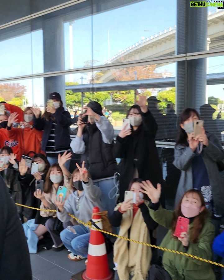 Jung Ho-seok Instagram - 재밌게 잘 다녀왔습니다!!!! 여러분들에게 보여드리고 싶었던 무대 다운 무대이다 보니 여러 가지로 준비를 많이 했었는데 !!! 열심히는 했지만 개인적으로 아쉬움이 남는 무대였습니다..! 그래도 올해가 가기 전 JITB 앨범이 어떤 색을 가지고 있는지에 대한 부분에 다시 한번 인식시켜드리고, 보여드릴 수 있어서 그것만으로도 뿌듯하고 의미가 있네요!!! 오랜만에 또 일본에 가서 많은 팬 여러분들과 소통도 할 수 있어서 너무 좋았구요 !!!! 좋은 분들과 이야기도 하고!! 이래저래 개인적으로 좀 리프레쉬를 하고 온 거 같아서 뜻깊은 시간이었습니다!!! 2022년이 끝나가는 연말, 여러분들에게 선물이 되어드릴 마음으로 저도 잘 마무리를 해 나아가보겠습니다 날이 많이 추워졌는데 감기 조심하시고, 건강 잘 챙기셔요!!! Love U ❤️ すごく楽しかったです!!!! みなさんに見せたかったステージらしいステージだったので、いろいろ精いっぱい準備してきましたけど。。。 一生懸命頑張りましたが、個人的にはちょっと残念な気持ちが残った気がします。。。! でも、今年が終わる前に、僕のアルバム『Jack In The Box』がどんな色を持ったものなのかを改めてお見せすることができたので、それだけでも胸いっぱいで、とっても意味があったと思います!!! そして、久しぶりに日本にも行って、多くのファンのみなさんと会えることができて、すごく嬉しかったし!!!! いい人々ともお話できたし!! 僕にとってはちょっとリフレッシュもできた気がして、意味深い時間だったと思います!!! 2022年の終わりを迎え、みなさんにプレゼントになりたいとの気持ちを持ちまして、僕もこの一年をうまく締めくくるように頑張っていこうと思います 寒くなりましたが、風に気を付けながら元気に過ごしてくださいね~Love U ❤ I’m back after a great trip!!!! It was the kind of full-on stage performance I’d wanted to show you all so I prepared a lot for it !!! I worked hard on it but personally I feel I could’ve done more..! But still, it was a chance to bring to your attention one more time and show you the real color of JITB, and I’m proud and grateful for that! It was also really great to go to Japan after a long time away and connect with so many fans !!!! Getting to talk to some really great people! All in all I feel like I’m back refreshed so it was a really meaningful trip for me!!! 2022 is drawing to a close, and I’ll keep thinking of being a gift to all of you as I do my best too to wrap up this year. It’s gotten really chilly so careful not to catch a cold, and stay healthy!!! Love U ❤