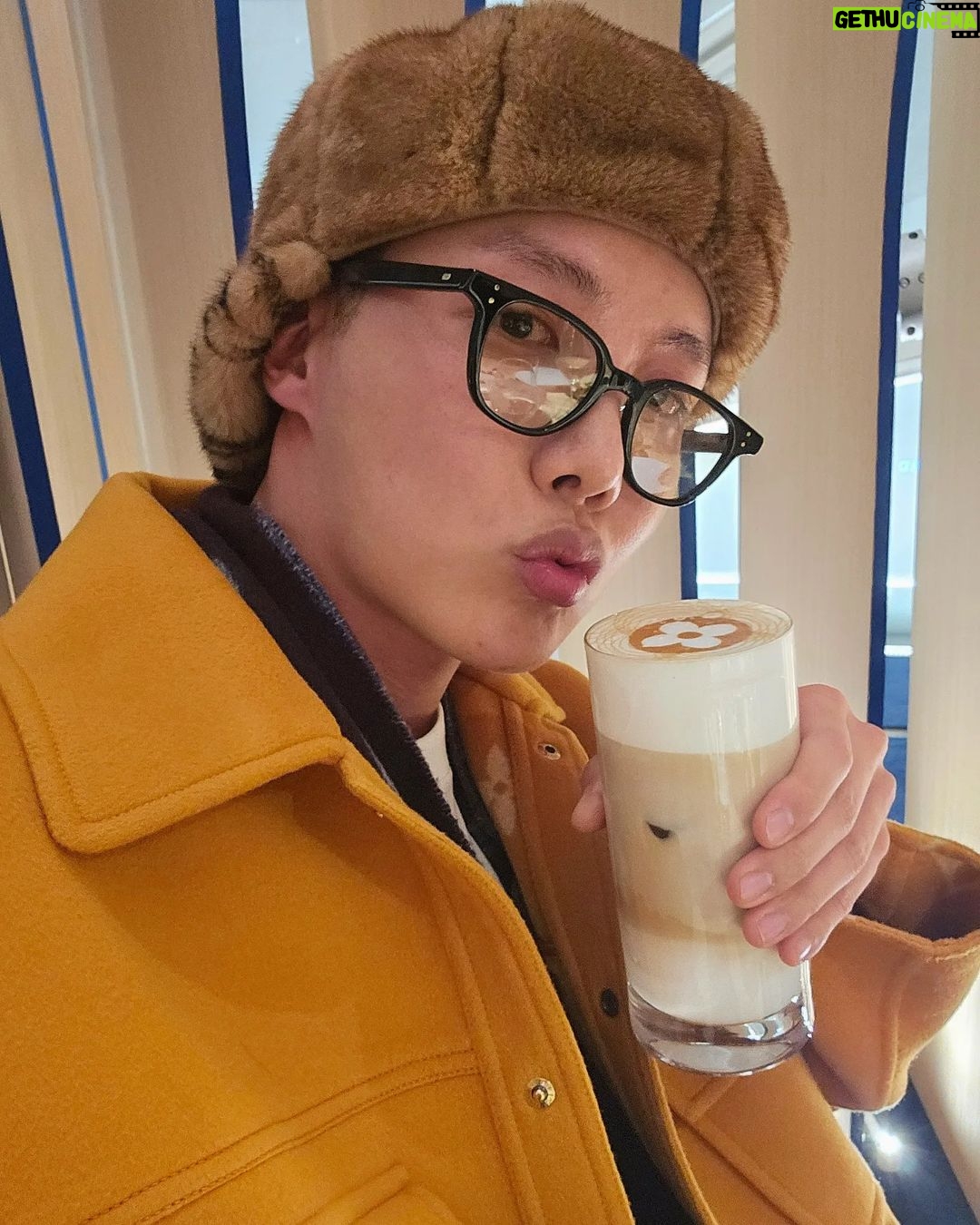 Jung Ho-seok Instagram - 잘 먹었습니다 😋🧡 @louisvuitton