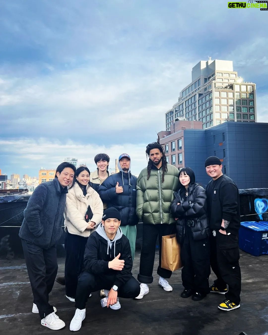 Jung Ho-seok Instagram - I think j-hope is a person made up of a series of little things coming together. Little by little I and we have kept creating and shaping ourselves. Music is the same to me. I studied and created as music ebbed and flowed through me always, everywhere. Along the way, two bits of flint strike with a shower of sparks. The flames feel more intense maybe because this is the part thatโs tough for me, that challenges me. I think all I did these days was relive this process in my mind, over and over again. It still feels like a dream! With it, my belief that the truth prevails always and everywhere keeps getting stronger too. I had fun!! And I was happy!! Because truth more than triumph makes me content, my inner light more than my success. Thank you for listening to a song that means much to me. I love youย !!!! ๐ ์ ์ดํ์ด๋ผ๋ ์ฌ๋์ ์์ ๊ฒ๋ค์ ์ฐ์์ผ๋ก ์ด๋ฃจ์ด์ง ์ฌ๋์ธ ๊ฑฐ ๊ฐ์ต๋๋ค ๋ ์ฐจ๊ทผ์ฐจ๊ทผ, ๋์ ์ฐ๋ฆฌ๋ฅผ ๋ง๋ค์ด๊ฐ๊ธฐ์. ์์
๋ ์ ์๊ฒ ๊ทธ๋ ์ต๋๋ค ์ธ์ ์ด๋์๋ ๋์๊ฒ ์์ฐ์ค๋ฝ๊ฒ ์ค๋ฉฐ๋ค๋ฉฐ ์ฐ๊ตฌํ๊ณ ์ฐฝ์ํ๊ธฐ์. ๊ฒฐ๊ตญ ๋ ๊ฐ์ ๋ถ์ฏ๋์ด ๋ถ์ ๋ถ์
๋๋ค. ์ ์๊ฒ ์ด์ฉ๋ฉด ์ด๋ ต๊ณ ํ๋ ๋ถ๋ถ์ด๊ธฐ์ ๋ ๋จ๊ฒ๊ฒ ๋๊ปด์ง๊ธฐ๋ ํฉ๋๋ค. ๊ทผ๋์ ์ด ๊ณผ์ ๋ง ๊ณ์ ๊ณฑ์น์ด์ ์๊ฐํ๋ ๊ฑฐ ๊ฐ์ต๋๋ค. ์์ง๋ ๊ฟ ๊ฐ๊ฑฐ๋ ์! ์ง์ฌ์ ์ด๋์๋ ํตํ ๊ฒ์ด๋ผ๋ ๋ฏฟ์๋ ๋์ฑ ๋จ๋จํด์ง๊ณ ์๊ธฐ๋ ํฉ๋๋ค. ์ฌ๋ฐ์์ต๋๋ค!! ๊ทธ๋ฆฌ๊ณ ํ๋ณตํ์ต๋๋ค!! ์น๋ฆฌ๋ณด๋จ ์ง์ค์, ์ฑ๊ณต๋ณด๋จ ๋ด ์์ ๋น์ ๋ง์กฑํ๊ธฐ์ ๋ป๊น์ ๊ณก ๋ค์ด์ฃผ์
์ ๊ฐ์ฌ๋๋ฆฌ๊ณ ์ฌ๋ํฉ๋๋ค !!!! ๐