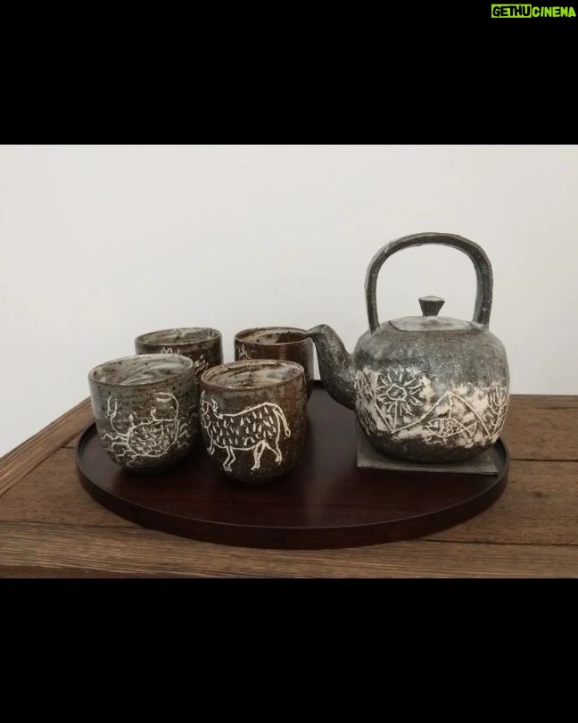 Jung Ho-seok Instagram - I think j-hope is a person made up of a series of little things coming together. Little by little I and we have kept creating and shaping ourselves. Music is the same to me. I studied and created as music ebbed and flowed through me always, everywhere. Along the way, two bits of flint strike with a shower of sparks. The flames feel more intense maybe because this is the part thatโs tough for me, that challenges me. I think all I did these days was relive this process in my mind, over and over again. It still feels like a dream! With it, my belief that the truth prevails always and everywhere keeps getting stronger too. I had fun!! And I was happy!! Because truth more than triumph makes me content, my inner light more than my success. Thank you for listening to a song that means much to me. I love youย !!!! ๐ ์ ์ดํ์ด๋ผ๋ ์ฌ๋์ ์์ ๊ฒ๋ค์ ์ฐ์์ผ๋ก ์ด๋ฃจ์ด์ง ์ฌ๋์ธ ๊ฑฐ ๊ฐ์ต๋๋ค ๋ ์ฐจ๊ทผ์ฐจ๊ทผ, ๋์ ์ฐ๋ฆฌ๋ฅผ ๋ง๋ค์ด๊ฐ๊ธฐ์. ์์
๋ ์ ์๊ฒ ๊ทธ๋ ์ต๋๋ค ์ธ์ ์ด๋์๋ ๋์๊ฒ ์์ฐ์ค๋ฝ๊ฒ ์ค๋ฉฐ๋ค๋ฉฐ ์ฐ๊ตฌํ๊ณ ์ฐฝ์ํ๊ธฐ์. ๊ฒฐ๊ตญ ๋ ๊ฐ์ ๋ถ์ฏ๋์ด ๋ถ์ ๋ถ์
๋๋ค. ์ ์๊ฒ ์ด์ฉ๋ฉด ์ด๋ ต๊ณ ํ๋ ๋ถ๋ถ์ด๊ธฐ์ ๋ ๋จ๊ฒ๊ฒ ๋๊ปด์ง๊ธฐ๋ ํฉ๋๋ค. ๊ทผ๋์ ์ด ๊ณผ์ ๋ง ๊ณ์ ๊ณฑ์น์ด์ ์๊ฐํ๋ ๊ฑฐ ๊ฐ์ต๋๋ค. ์์ง๋ ๊ฟ ๊ฐ๊ฑฐ๋ ์! ์ง์ฌ์ ์ด๋์๋ ํตํ ๊ฒ์ด๋ผ๋ ๋ฏฟ์๋ ๋์ฑ ๋จ๋จํด์ง๊ณ ์๊ธฐ๋ ํฉ๋๋ค. ์ฌ๋ฐ์์ต๋๋ค!! ๊ทธ๋ฆฌ๊ณ ํ๋ณตํ์ต๋๋ค!! ์น๋ฆฌ๋ณด๋จ ์ง์ค์, ์ฑ๊ณต๋ณด๋จ ๋ด ์์ ๋น์ ๋ง์กฑํ๊ธฐ์ ๋ป๊น์ ๊ณก ๋ค์ด์ฃผ์
์ ๊ฐ์ฌ๋๋ฆฌ๊ณ ์ฌ๋ํฉ๋๋ค !!!! ๐