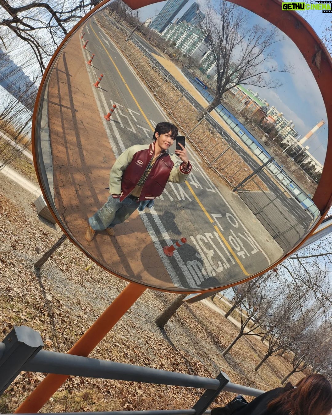 Jung Ho-seok Instagram - I think j-hope is a person made up of a series of little things coming together. Little by little I and we have kept creating and shaping ourselves. Music is the same to me. I studied and created as music ebbed and flowed through me always, everywhere. Along the way, two bits of flint strike with a shower of sparks. The flames feel more intense maybe because this is the part thatโs tough for me, that challenges me. I think all I did these days was relive this process in my mind, over and over again. It still feels like a dream! With it, my belief that the truth prevails always and everywhere keeps getting stronger too. I had fun!! And I was happy!! Because truth more than triumph makes me content, my inner light more than my success. Thank you for listening to a song that means much to me. I love youย !!!! ๐ ์ ์ดํ์ด๋ผ๋ ์ฌ๋์ ์์ ๊ฒ๋ค์ ์ฐ์์ผ๋ก ์ด๋ฃจ์ด์ง ์ฌ๋์ธ ๊ฑฐ ๊ฐ์ต๋๋ค ๋ ์ฐจ๊ทผ์ฐจ๊ทผ, ๋์ ์ฐ๋ฆฌ๋ฅผ ๋ง๋ค์ด๊ฐ๊ธฐ์. ์์
๋ ์ ์๊ฒ ๊ทธ๋ ์ต๋๋ค ์ธ์ ์ด๋์๋ ๋์๊ฒ ์์ฐ์ค๋ฝ๊ฒ ์ค๋ฉฐ๋ค๋ฉฐ ์ฐ๊ตฌํ๊ณ ์ฐฝ์ํ๊ธฐ์. ๊ฒฐ๊ตญ ๋ ๊ฐ์ ๋ถ์ฏ๋์ด ๋ถ์ ๋ถ์
๋๋ค. ์ ์๊ฒ ์ด์ฉ๋ฉด ์ด๋ ต๊ณ ํ๋ ๋ถ๋ถ์ด๊ธฐ์ ๋ ๋จ๊ฒ๊ฒ ๋๊ปด์ง๊ธฐ๋ ํฉ๋๋ค. ๊ทผ๋์ ์ด ๊ณผ์ ๋ง ๊ณ์ ๊ณฑ์น์ด์ ์๊ฐํ๋ ๊ฑฐ ๊ฐ์ต๋๋ค. ์์ง๋ ๊ฟ ๊ฐ๊ฑฐ๋ ์! ์ง์ฌ์ ์ด๋์๋ ํตํ ๊ฒ์ด๋ผ๋ ๋ฏฟ์๋ ๋์ฑ ๋จ๋จํด์ง๊ณ ์๊ธฐ๋ ํฉ๋๋ค. ์ฌ๋ฐ์์ต๋๋ค!! ๊ทธ๋ฆฌ๊ณ ํ๋ณตํ์ต๋๋ค!! ์น๋ฆฌ๋ณด๋จ ์ง์ค์, ์ฑ๊ณต๋ณด๋จ ๋ด ์์ ๋น์ ๋ง์กฑํ๊ธฐ์ ๋ป๊น์ ๊ณก ๋ค์ด์ฃผ์
์ ๊ฐ์ฌ๋๋ฆฌ๊ณ ์ฌ๋ํฉ๋๋ค !!!! ๐