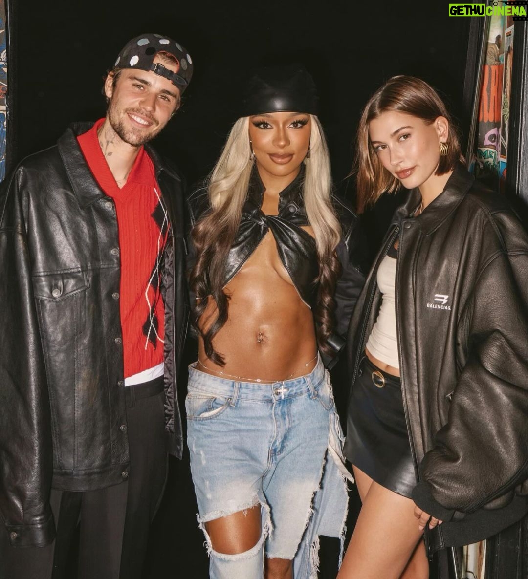 Justin Bieber Instagram - Date night to watch @victoriamonet 😍
