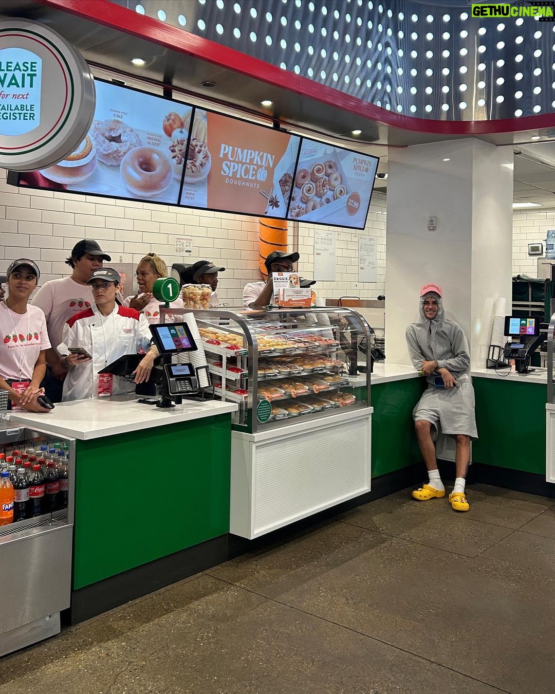 Justin Bieber Instagram - 😍😍😍baby girl with the @rhode @krispykreme STRAWBERRY GLAZEEE