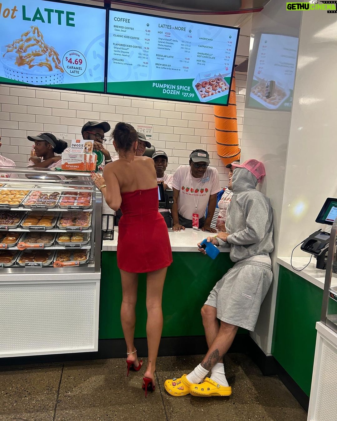 Justin Bieber Instagram - 😍😍😍baby girl with the @rhode @krispykreme STRAWBERRY GLAZEEE