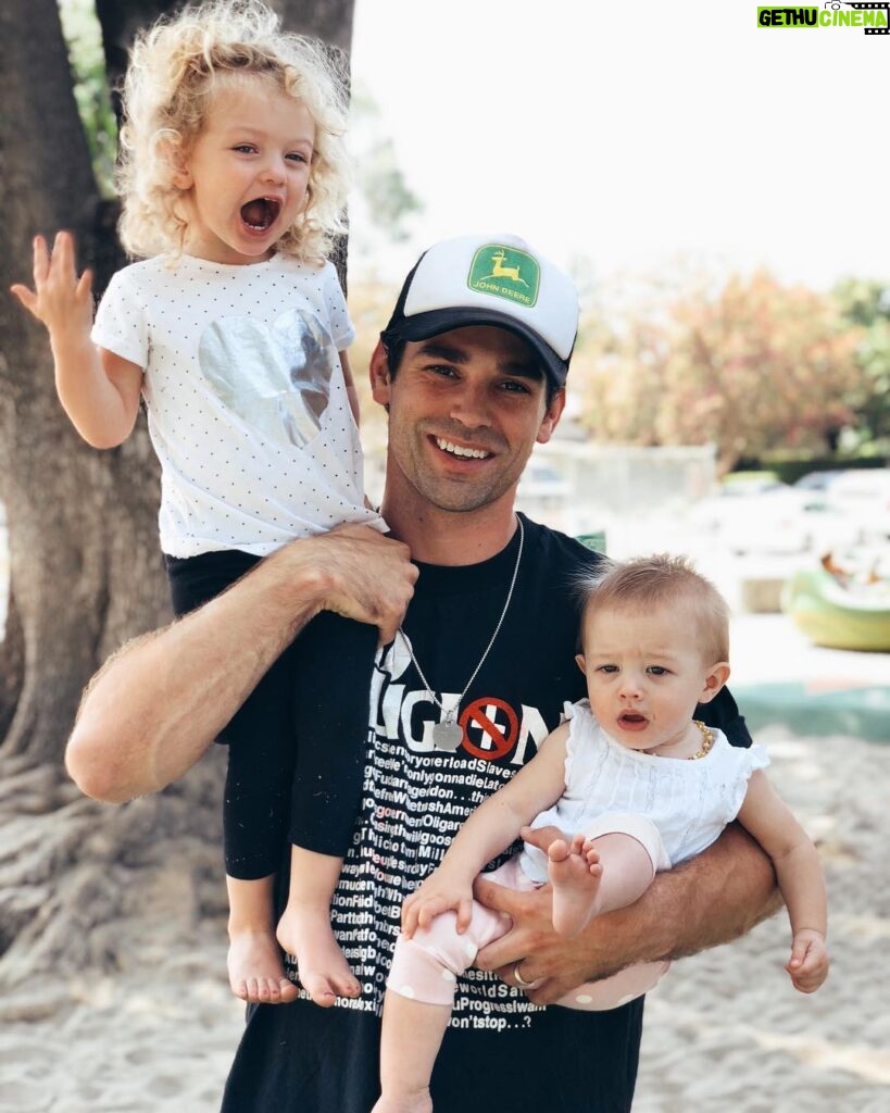Justin Gaston Instagram - Happy Labor Day!! Should we have a little boy or...? But I only have two arms. 🤷🏻‍♂️