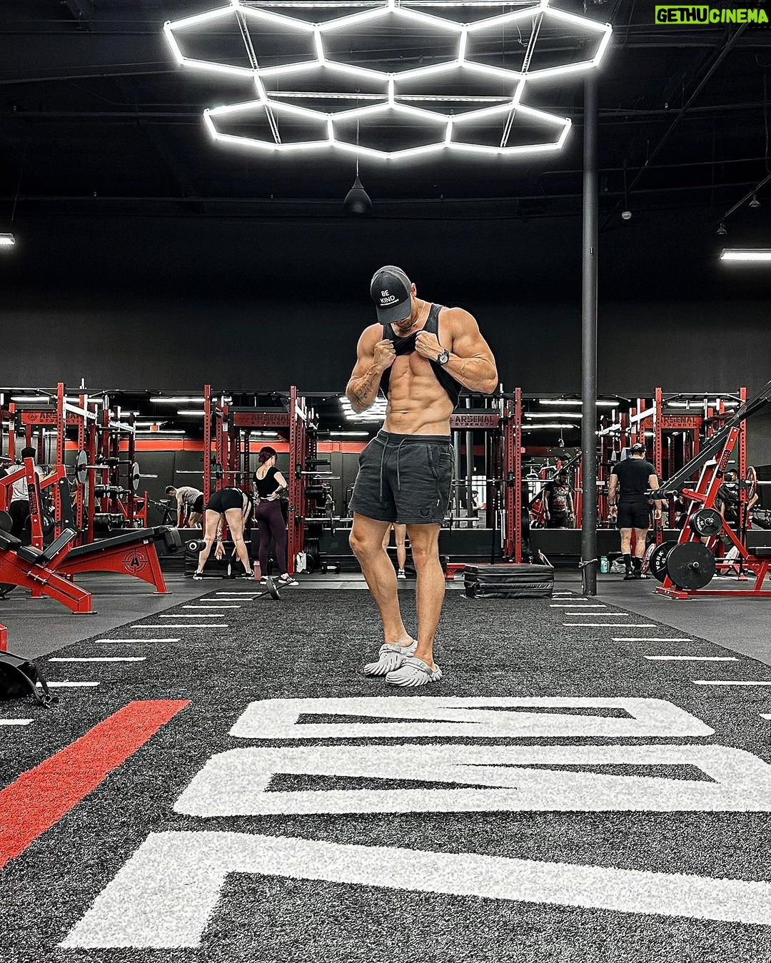 Justin Howell Instagram - Down in LA for the week. Always wanted to check this place out @zooculture . @bradleymartyn 💪🏼 . . . #aesthetics #alphalete #body #fitlife #fitness #fitnessbody #fitnesslife #fitnesslove #fitnessphysique #getbettertoday #legday #menphysique #mensphysique #personaltrainer #physique #powerlifting #proteins #ripped #strength #titan #zoo #zooculture #stuntman #stunts Zoo Culture