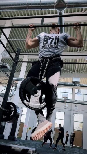 Justin Howell Instagram - Challenge for y’all! Who can do it? I guess I do CrossFit now 🤣
.
Kip-up - Back Tuck - 3 plate bench - 2 plate pull-up 
.
🎥 @lukevdavis 
.
@chris.dimeo 
@nshukers 
@zackbethell2 
@mich.todorovic 
@handleystunts 
.
.⁣
.⁣
.⁣
.⁣
#1rm #bodybuilding #bodybuildinglifestyle #bodybuildingmotivation #bodybuildingnation #cardio #crossfit #crossfitathlete #crossfitcommunity #crossfitwod #deadlifts #extraction2 #fitlife #kinobody #lifting #masterchief #onerepmax #personaltrainer #squats #strengthtraining #stuntman #stunts #titans #training #trainingday #trainingtime #weightlifting #weights