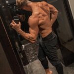 Justin Howell Instagram - I need more shirts .⁣ .⁣ .⁣ .⁣ #backday #backdayworkouts #backday💪 #backday🔥 #body #chestday #crossfit #deadlift #gym #gymaddict #gymjunkie #gymlifestyle #gymworkout #kinobody #legday #masterchief #motivationalquotes #personaltrainer #shirtless #shirtlessguys #stuntman #stunts #titans Meliá Vienna