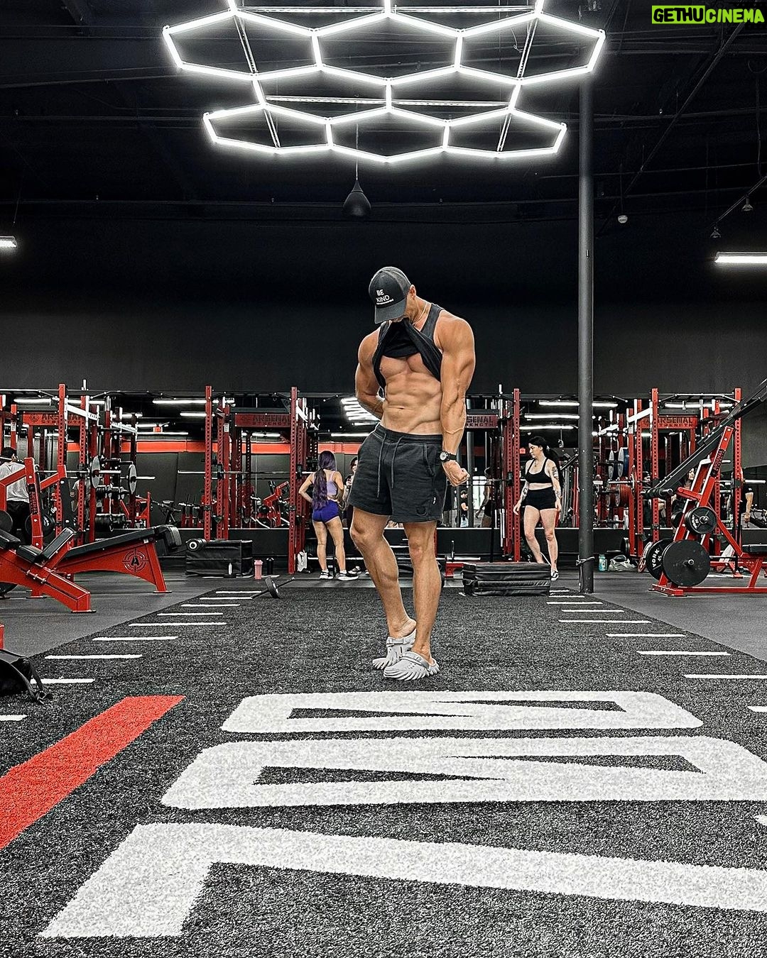 Justin Howell Instagram - Down in LA for the week. Always wanted to check this place out @zooculture . @bradleymartyn 💪🏼 . . . #aesthetics #alphalete #body #fitlife #fitness #fitnessbody #fitnesslife #fitnesslove #fitnessphysique #getbettertoday #legday #menphysique #mensphysique #personaltrainer #physique #powerlifting #proteins #ripped #strength #titan #zoo #zooculture #stuntman #stunts Zoo Culture