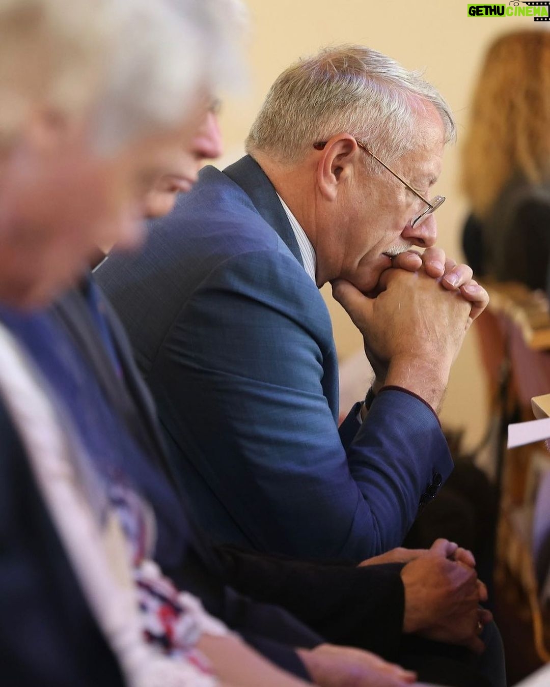 Justin Welby - 1.7K Likes - The Church is the body of Christ - we belong to one another and share each others’ burdens.
As we gathered to worship at St Wilfrid’s in @CofEPortsmouth this morning, we remembered our brothers and sisters in the Holy Land, and prayed for all God’s children caught up in war.