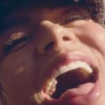 KAROL G Instagram - Ojalá esperen hasta el mensajito del final que es de mi para ustedes ❤️‍🩹 Ultima canción del año … el 2023 me enseñó más que ningún otro año que todo lo que viví , presencié y experimenté durante años, hicieron que hoy pueda decir QUE CHIMBA DE VIDA! Con todo y altibajos 🏹🤍 G R A C I A S! link en Bio ✨