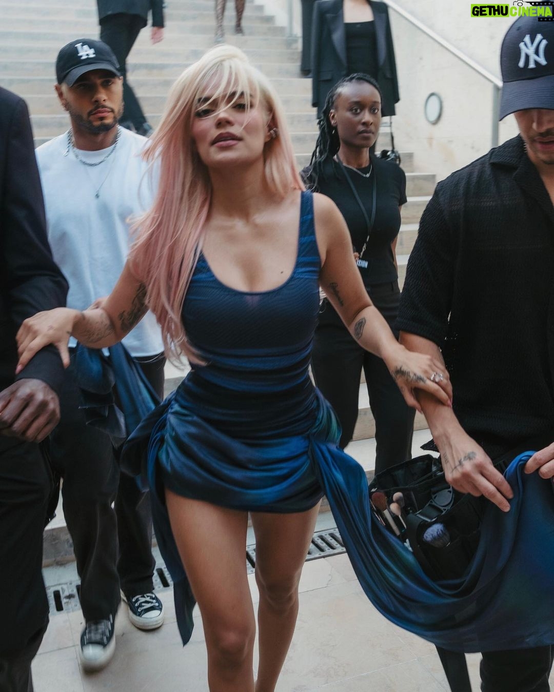 KAROL G Instagram - Con estas foticos me despido de ParisSss y de lo rico que la pasé 🤍✨ Paris, France