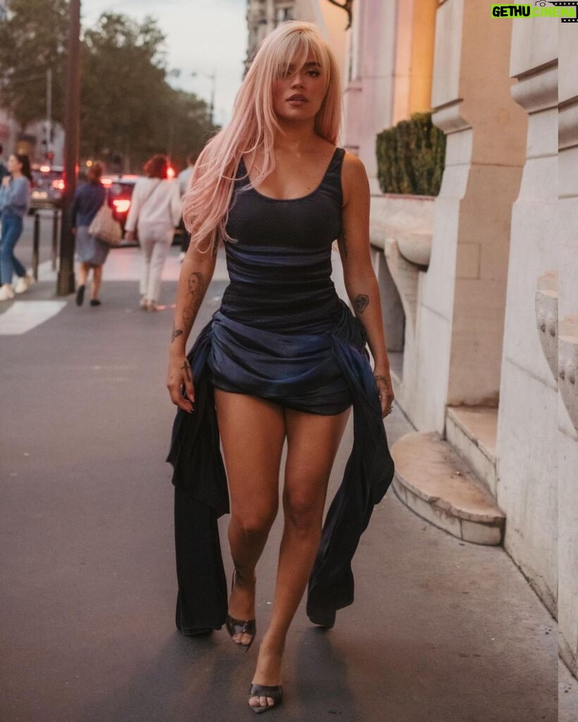 KAROL G Instagram - Con estas foticos me despido de ParisSss y de lo rico que la pasé 🤍✨ Paris, France