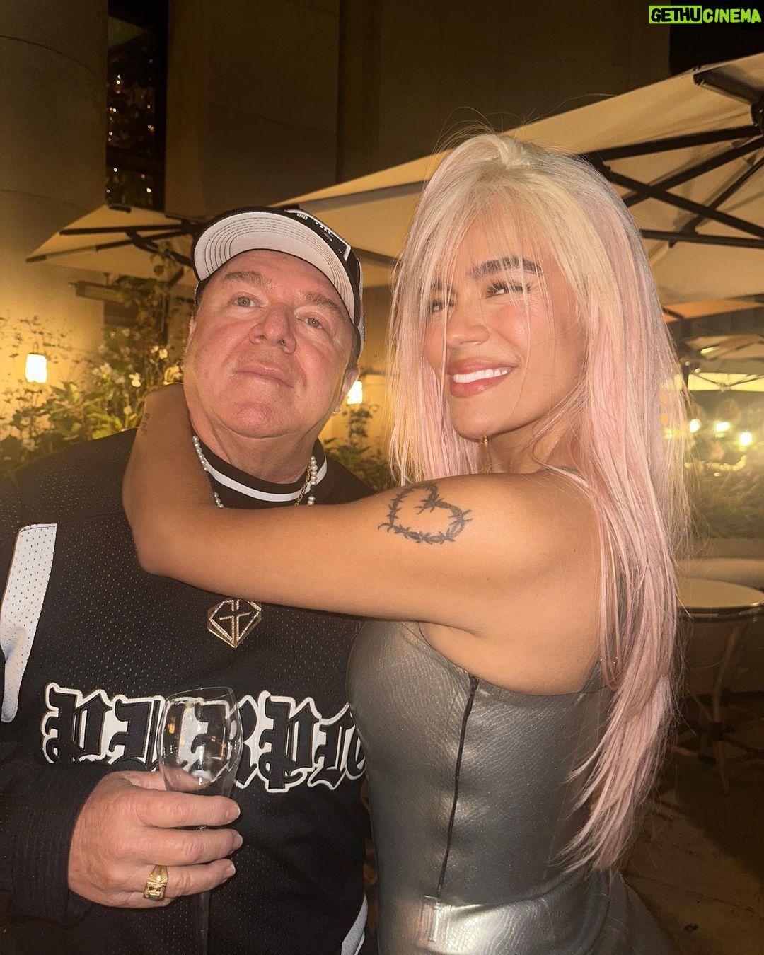 KAROL G - 7.3 Million Likes - Las noches siempre son bonitas en Paris pero hoy mi Cita era mi papá 📈🤍✨🥐