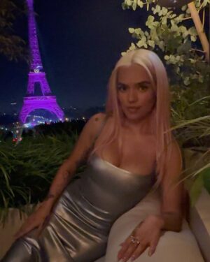 KAROL G Instagram - Las noches siempre son bonitas en Paris pero hoy mi Cita era mi papá 📈🤍✨🥐
