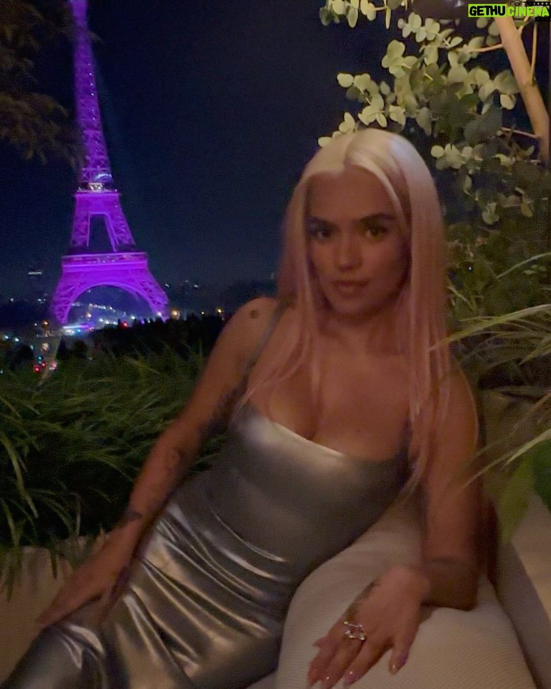 KAROL G - 7.3 Million Likes - Las noches siempre son bonitas en Paris pero hoy mi Cita era mi papá 📈🤍✨🥐