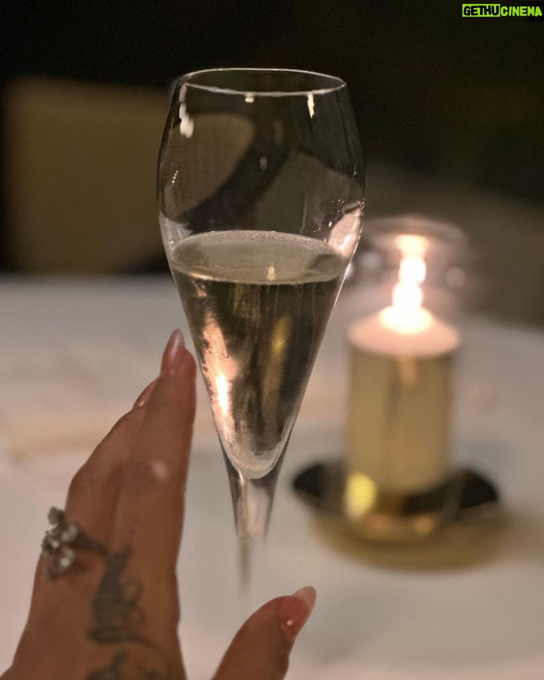 KAROL G - 7.3 Million Likes - Las noches siempre son bonitas en Paris pero hoy mi Cita era mi papá 📈🤍✨🥐