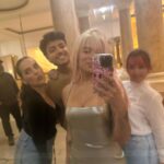 KAROL G Instagram - Las noches siempre son bonitas en Paris pero hoy mi Cita era mi papá 📈🤍✨🥐 Eiffle Tower, Paris France.