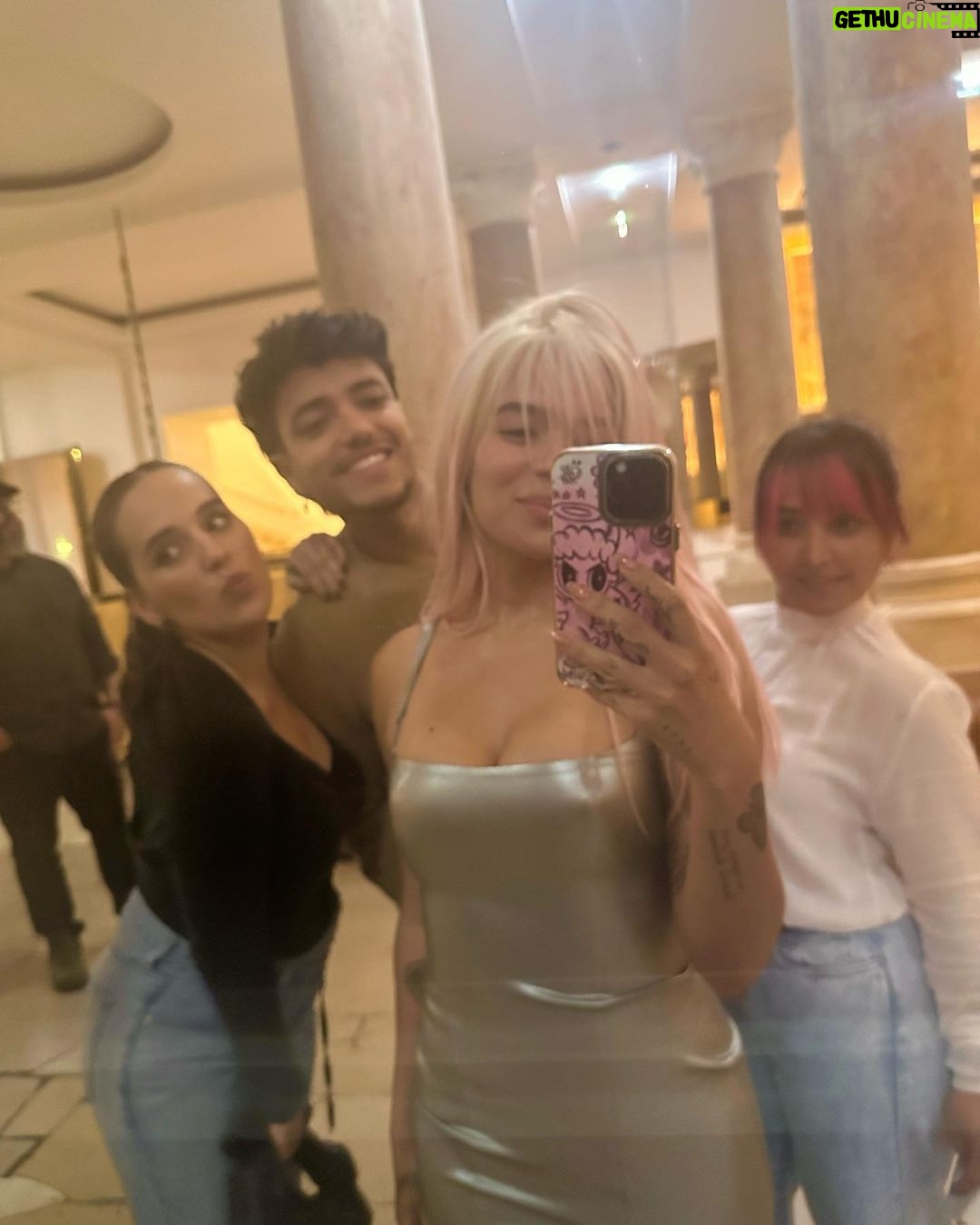 KAROL G - 7.3 Million Likes - Las noches siempre son bonitas en Paris pero hoy mi Cita era mi papá 📈🤍✨🥐