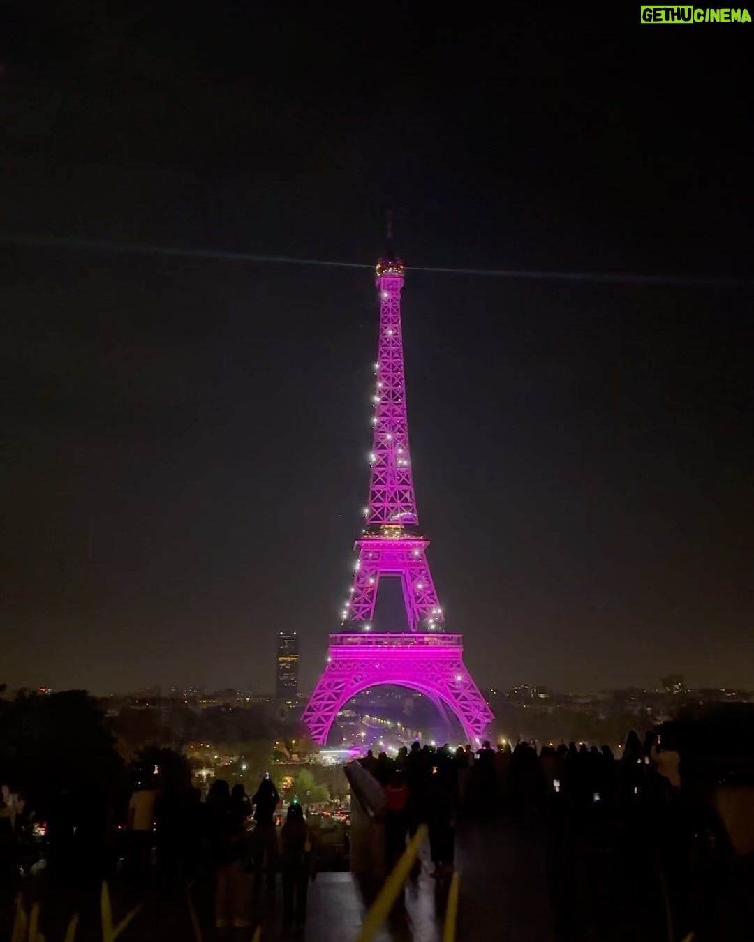 KAROL G - 7.3 Million Likes - Las noches siempre son bonitas en Paris pero hoy mi Cita era mi papá 📈🤍✨🥐