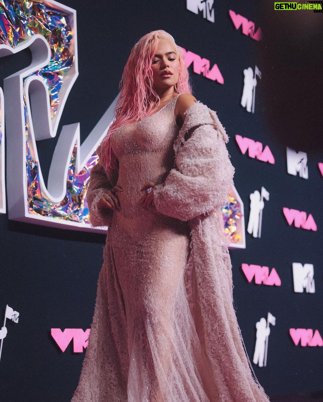 KAROL G Instagram - Hay un montón de sueños cumplidos en estas 10 fotos 🤍🤍🤍✨ QUE NOCHE!!!! VMAs