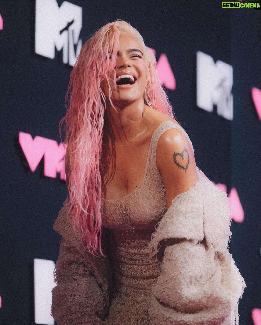 KAROL G Instagram - Hay un montón de sueños cumplidos en estas 10 fotos 🤍🤍🤍✨ QUE NOCHE!!!! VMAs