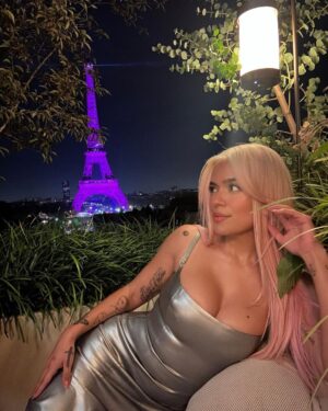 KAROL G Instagram - Las noches siempre son bonitas en Paris pero hoy mi Cita era mi papá 📈🤍✨🥐