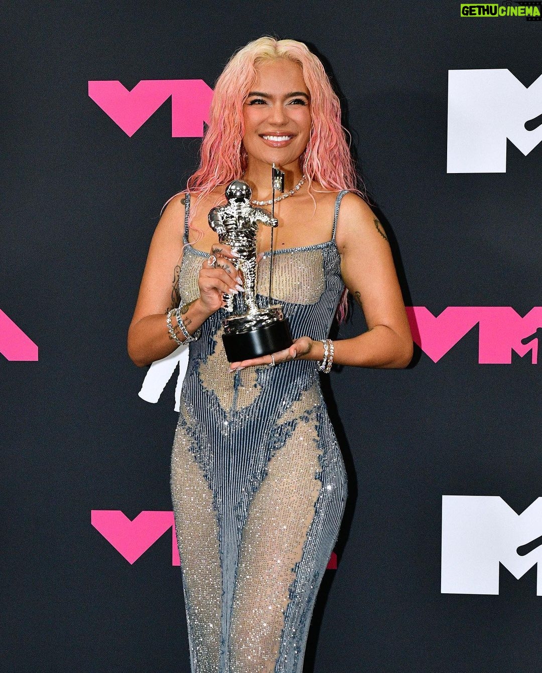 KAROL G Instagram - Hay un montón de sueños cumplidos en estas 10 fotos 🤍🤍🤍✨ QUE NOCHE!!!! VMAs