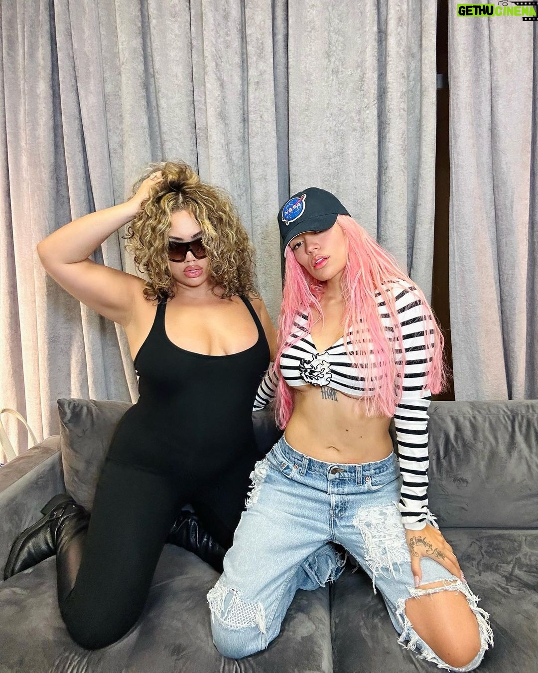 KAROL G Instagram - La babysita estΓ‘ readY para los VMAs πππ MAMIII @parrisgoebel