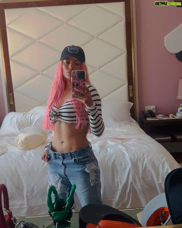 KAROL G Instagram - La babysita estΓ‘ readY para los VMAs πππ MAMIII @parrisgoebel
