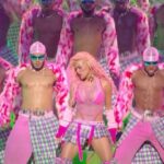 KAROL G Instagram - OKI DOKI / TA OK RmX 💚💗 @VMAs We did this mamiii @parrisgoebel 🫧 Gracias a los bailarines, al equipo de asistentes y a todo el equipo de producción que hizo esto posible … amé cada momento de esta presentación 🎀 🎾💗🔫