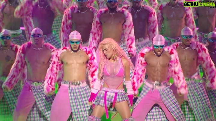 KAROL G Instagram - OKI DOKI / TA OK RmX 💚💗 @VMAs We did this mamiii @parrisgoebel 🫧 Gracias a los bailarines, al equipo de asistentes y a todo el equipo de producción que hizo esto posible … amé cada momento de esta presentación 🎀 🎾💗🔫