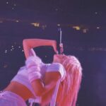 KAROL G Instagram - Hace un año celebraba 2 Madison Square Garden en NY sin imaginar que un año después estaría celebrando 2 estadios Sold Outs en la misma ciudad ❤️‍🔥 ver cómo a crecido esta familia me arruga el corazoncito, me llena de nostalgia y a la vez de felicidad ❤️‍🩹 MSBTour 🌸 Que chimbaaaaaaa de experiencia !!!! G R A C I A S MetLife Stadium