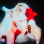 KAROL G Instagram - Hace un año celebraba 2 Madison Square Garden en NY sin imaginar que un año después estaría celebrando 2 estadios Sold Outs en la misma ciudad ❤️‍🔥 ver cómo a crecido esta familia me arruga el corazoncito, me llena de nostalgia y a la vez de felicidad ❤️‍🩹 MSBTour 🌸 Que chimbaaaaaaa de experiencia !!!! G R A C I A S MetLife Stadium
