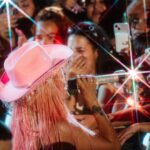 KAROL G Instagram - Hace un año celebraba 2 Madison Square Garden en NY sin imaginar que un año después estaría celebrando 2 estadios Sold Outs en la misma ciudad ❤️‍🔥 ver cómo a crecido esta familia me arruga el corazoncito, me llena de nostalgia y a la vez de felicidad ❤️‍🩹 MSBTour 🌸 Que chimbaaaaaaa de experiencia !!!! G R A C I A S MetLife Stadium