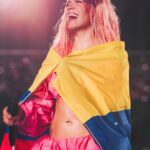 KAROL G Instagram - Hace un año celebraba 2 Madison Square Garden en NY sin imaginar que un año después estaría celebrando 2 estadios Sold Outs en la misma ciudad ❤️‍🔥 ver cómo a crecido esta familia me arruga el corazoncito, me llena de nostalgia y a la vez de felicidad ❤️‍🩹 MSBTour 🌸 Que chimbaaaaaaa de experiencia !!!! G R A C I A S MetLife Stadium