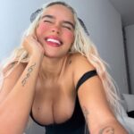 KAROL G Instagram - Última fotico de mi 2023, con una fotico de lo mas lindo que me pasó este 2023, con mi estrén del 31 (que en realidad no estoy estrenando porque esto ya me lo he puesto varias veces), para darles las gracias por tanto amor y desearles un 2024 donde cada uno crea en sí mismo por encima de cualquier cosa… donde por fin te decidas a ir por eso que tanto has soñado, donde se te de eso por lo que tanto has trabajado, donde explotes tu potencial al máximo y seas INMENSAMENTE FELIZ… un 2024 INOLVIDABLE!!! Que Diosito me los bendiga a todos pues … tic toc tic toc 🕰️ 5..4..3..2..1… FELIZ AñOooooOOo!!!! ✨🎇🎆🍇☘️🫶🏽💌🤍 🎆🎇🎆🎇 Medellin, Colombia