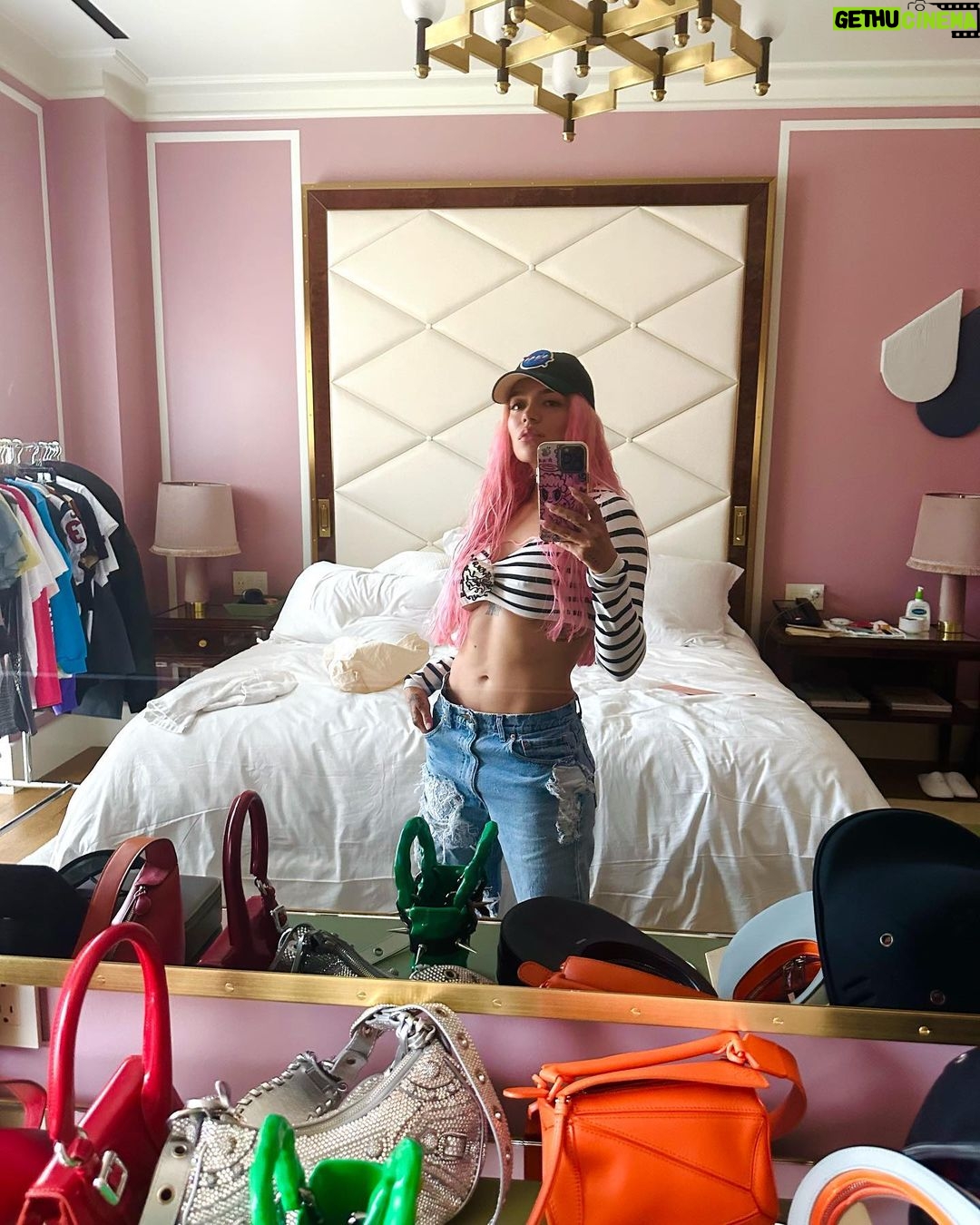KAROL G Instagram - La babysita estΓ‘ readY para los VMAs πππ MAMIII @parrisgoebel